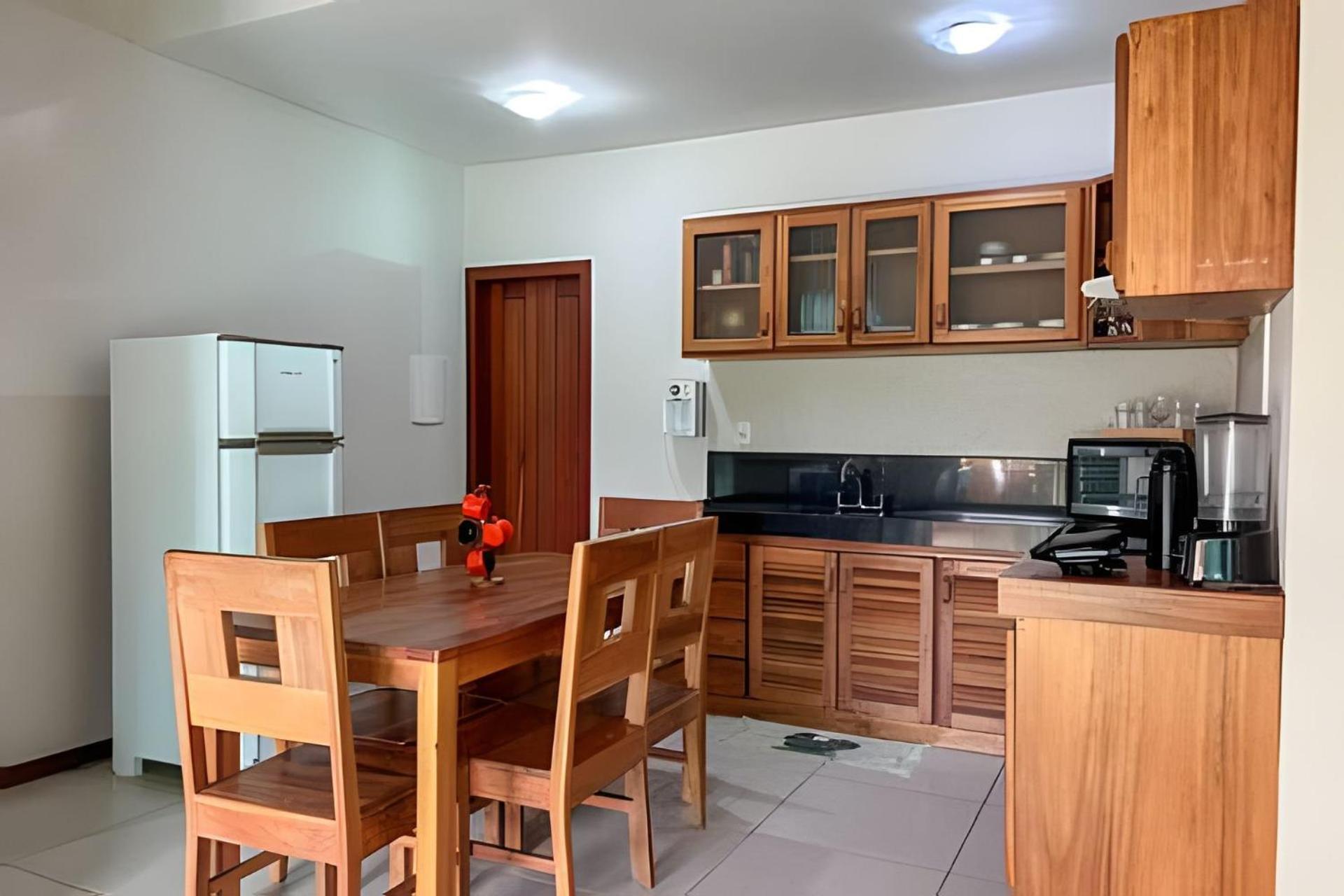 450m Da Taperapuan; 2 Suites; Piscina; Wifi 300 Mbs; 2 Pavimento; Churrasqueira; Estacionamento Gratuito 1 Carro. Holiday home Porto Seguro