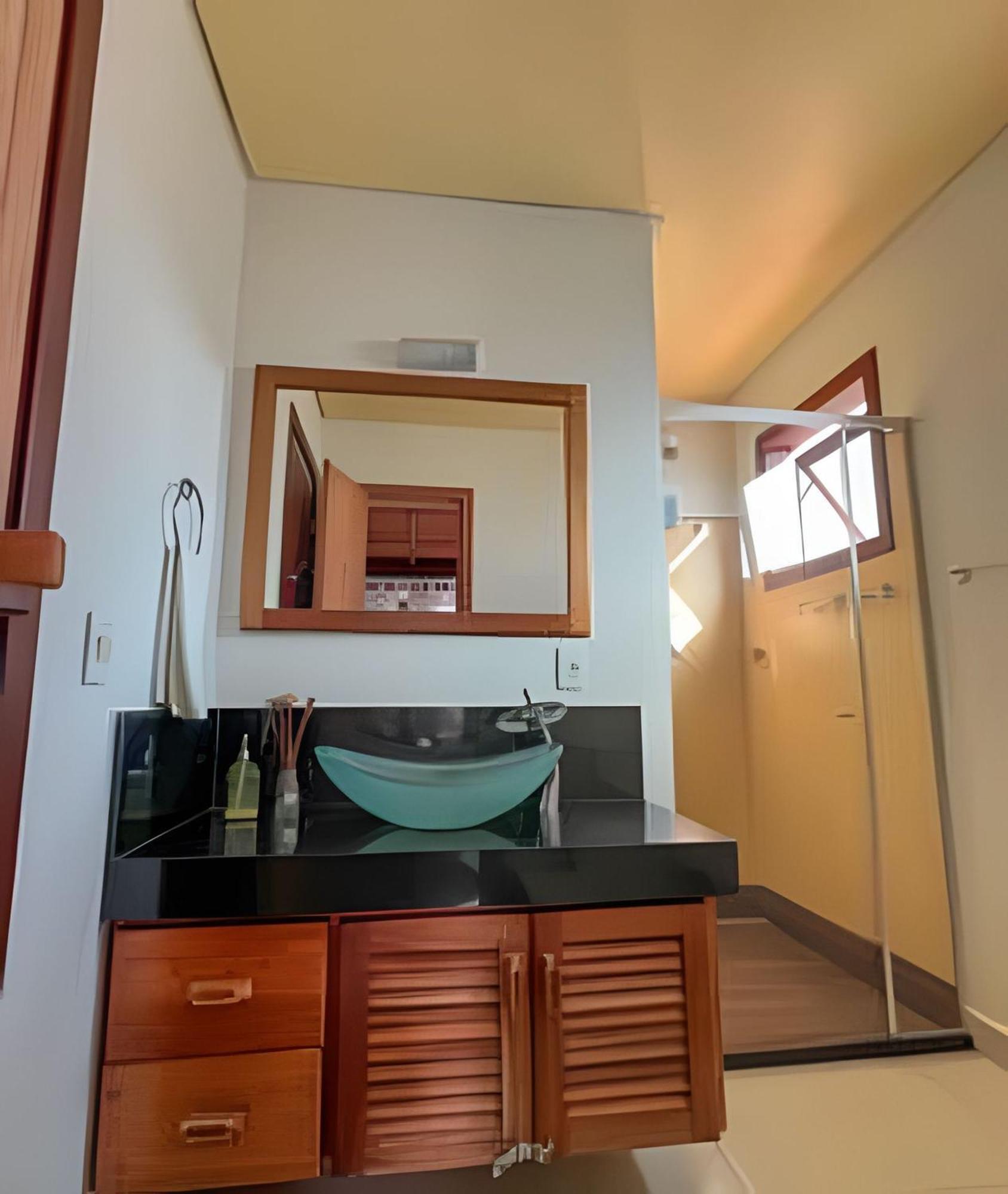 450m Da Taperapuan; 2 Suites; Piscina; Wifi 300 Mbs; 2 Pavimento; Churrasqueira; Estacionamento Gratuito 1 Carro. Holiday home Porto Seguro